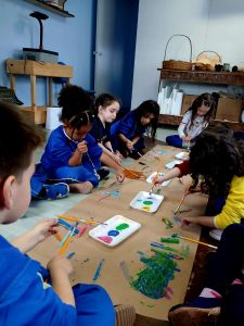 Criando, brincando e aprendendo com materiais recicláveis